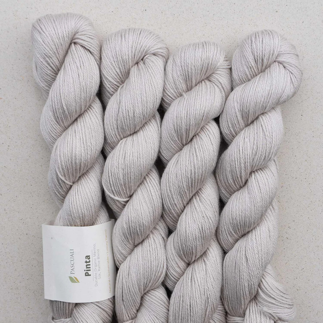 Kuvassa on Pascuali Pinta -lanka (yarn) värissä Cloud.
