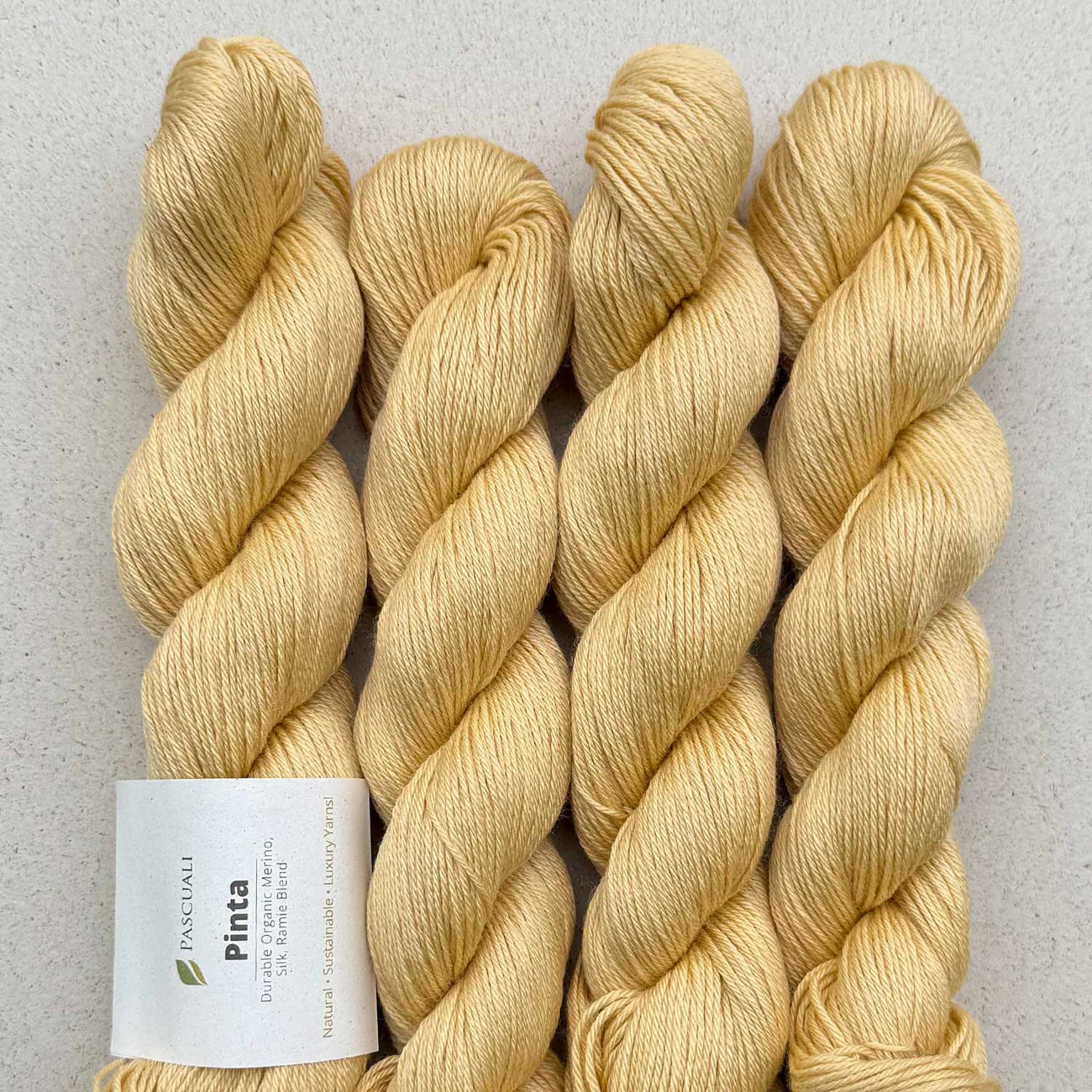 Kuvassa on Pascuali Pinta -lanka (yarn) värissä 126 Vanilla.