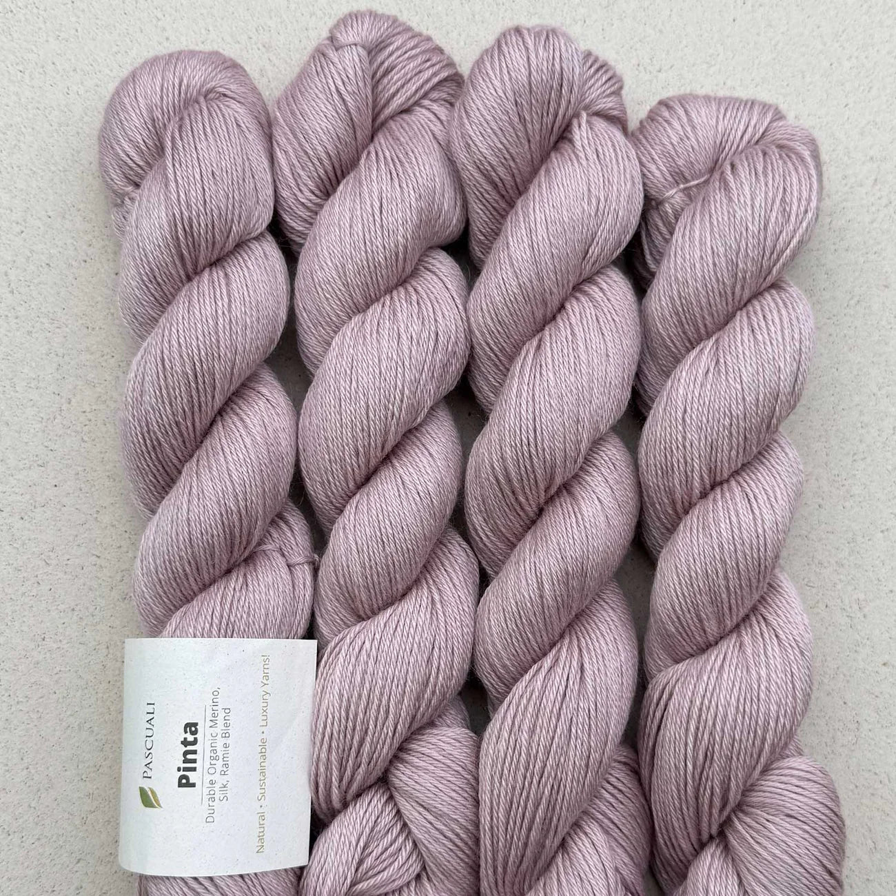 Kuvassa on Pascuali Pinta -lanka (yarn) värissä 127 Rose.