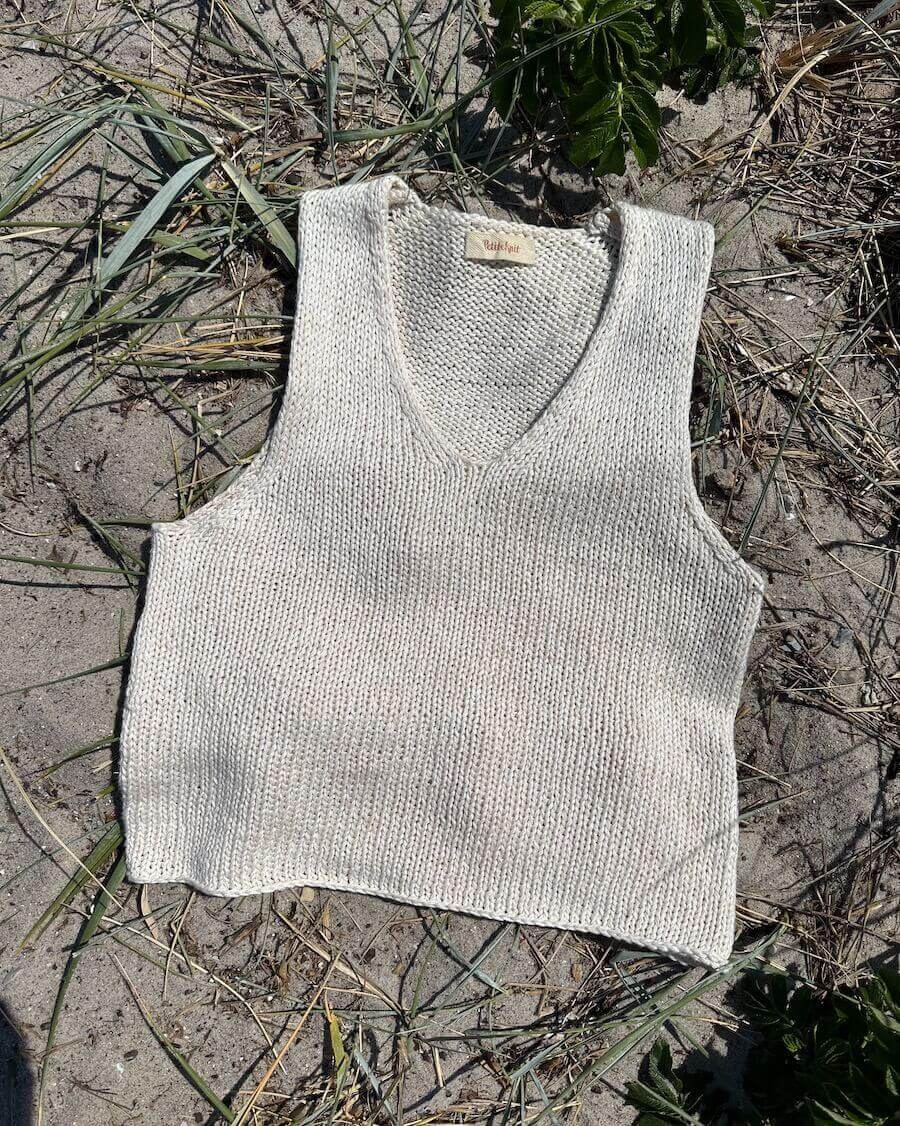 Kuvassa on PetiteKnit Alice Top -neuleen ohje (Armi Yarns).