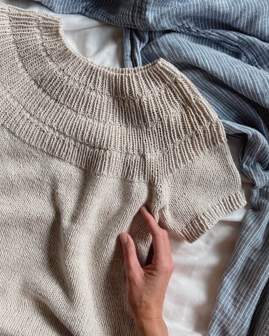 Kuvassa on PetiteKnit Anker's Summer Shirt -neuleen ohje (Armi Yarns).