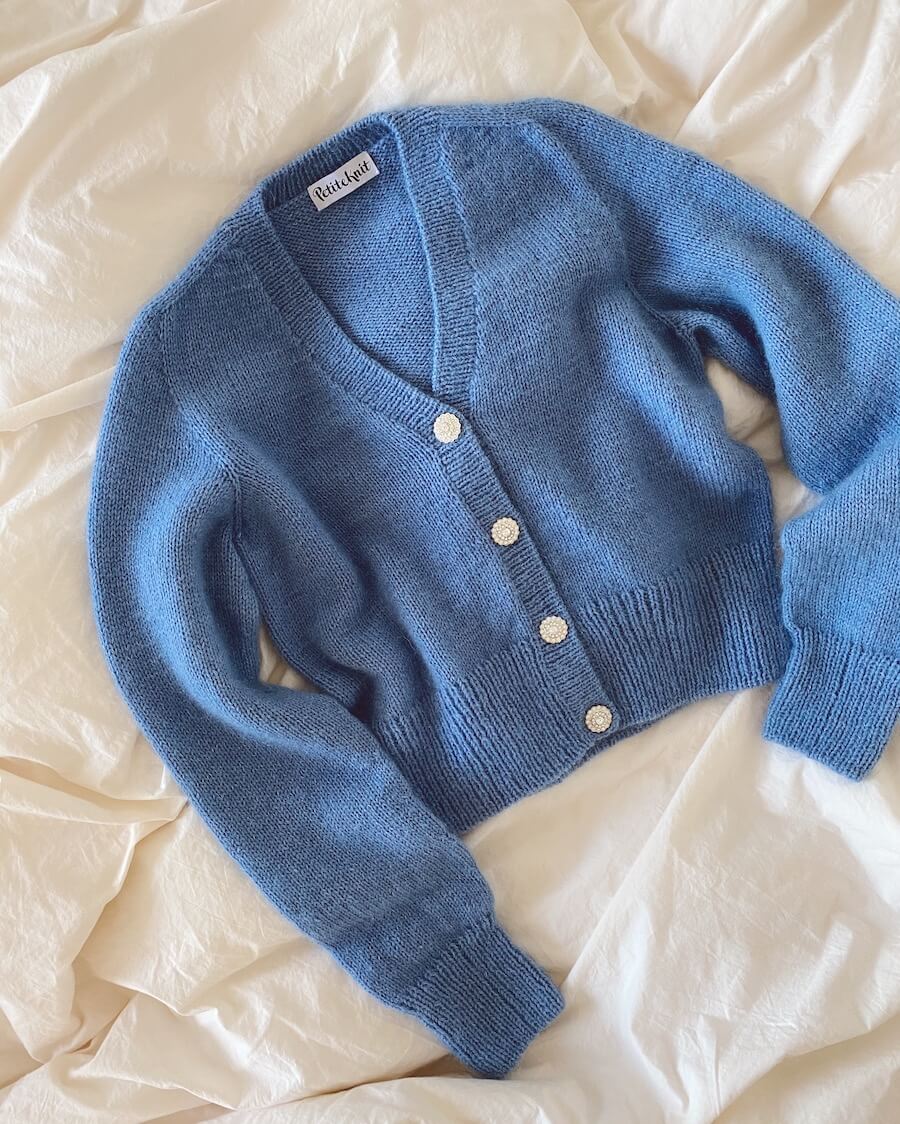 Kuvassa on PetiteKnit April Cardigan -neuletakin ohje (pattern).