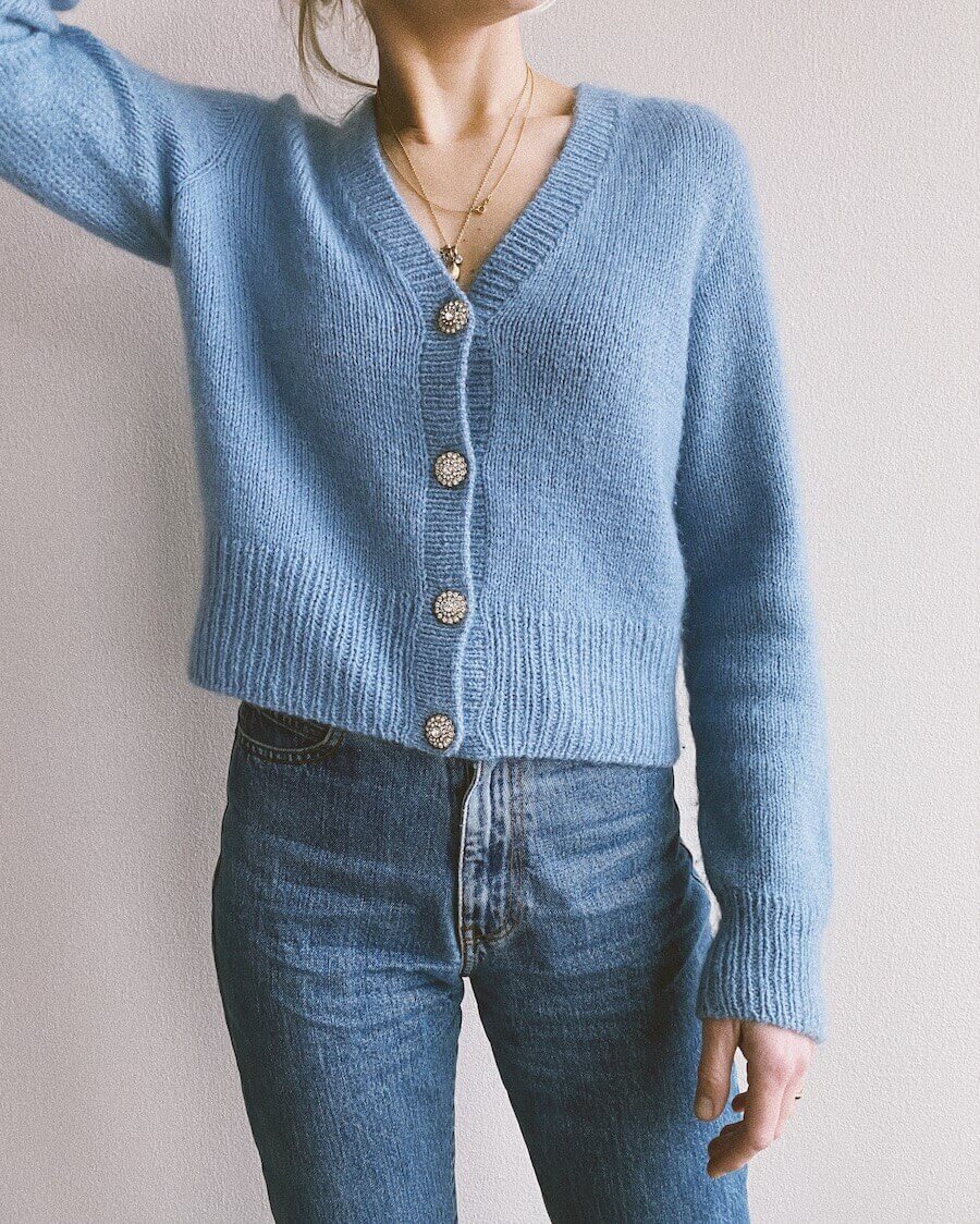 Kuvassa on PetiteKnit April Cardigan -neuletakin ohje (pattern).