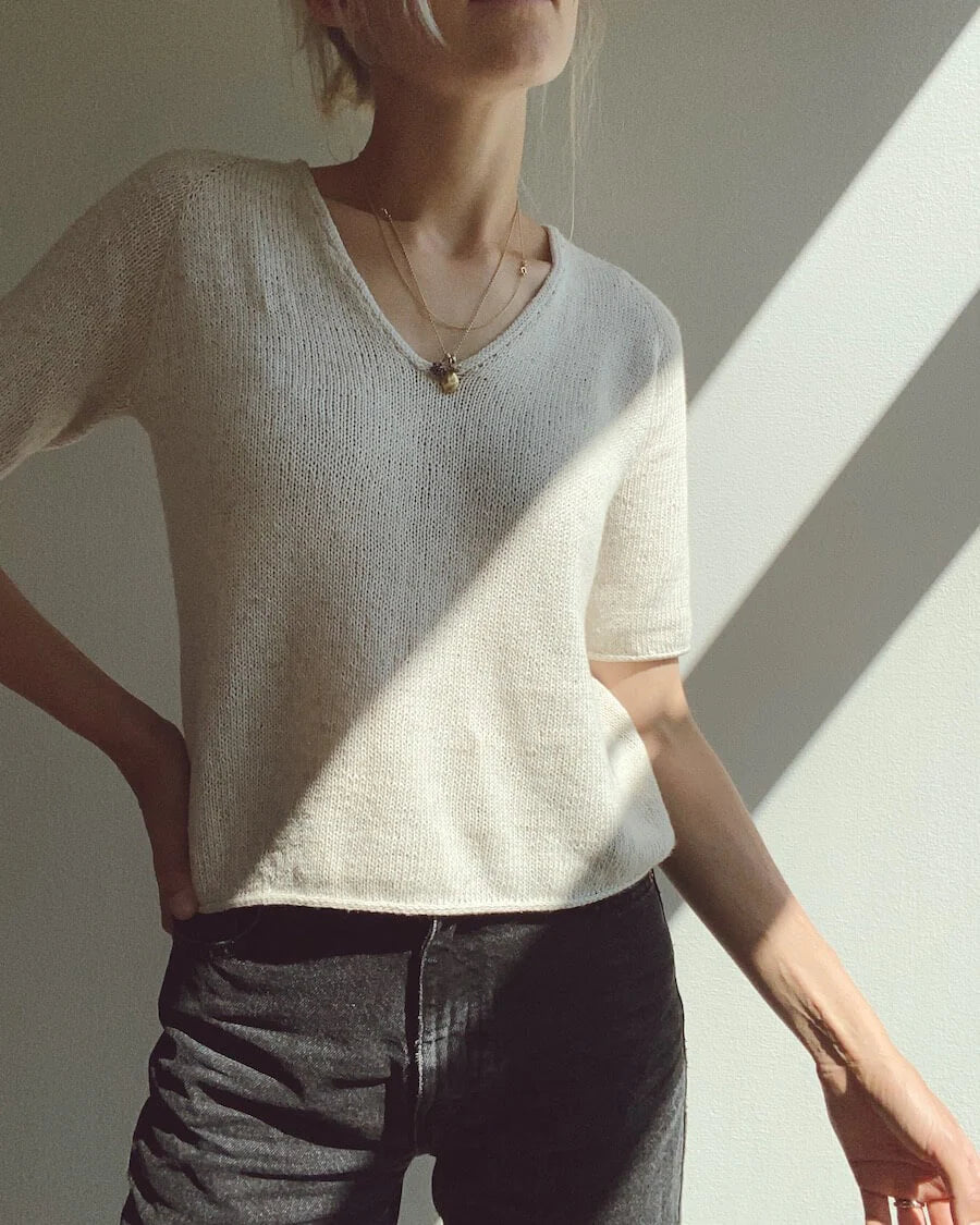 Kuvassa on PetiteKnit Cumulus Tee -neuleen ohje (Armi Yarns).