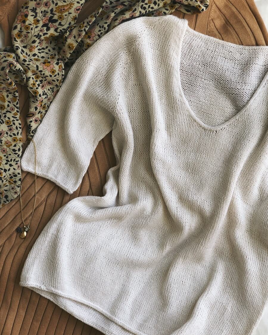 Kuvassa on PetiteKnit Cumulus Tee -neuleen ohje (Armi Yarns).