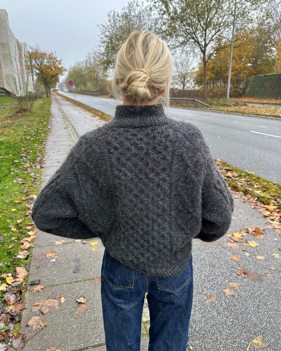Kuvassa on PetiteKnit Dagmar Sweater -neuleen ohje (pattern).