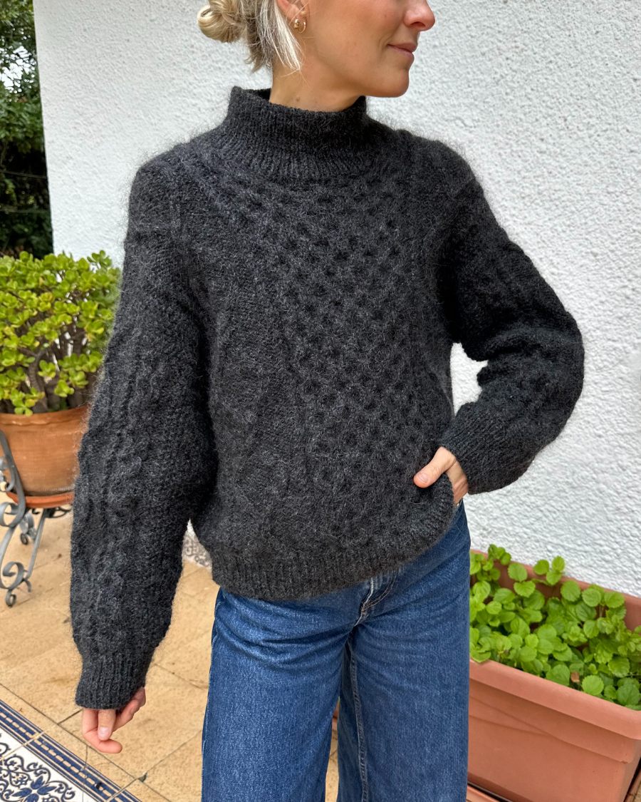 Kuvassa on PetiteKnit Dagmar Sweater -neuleen ohje (pattern).