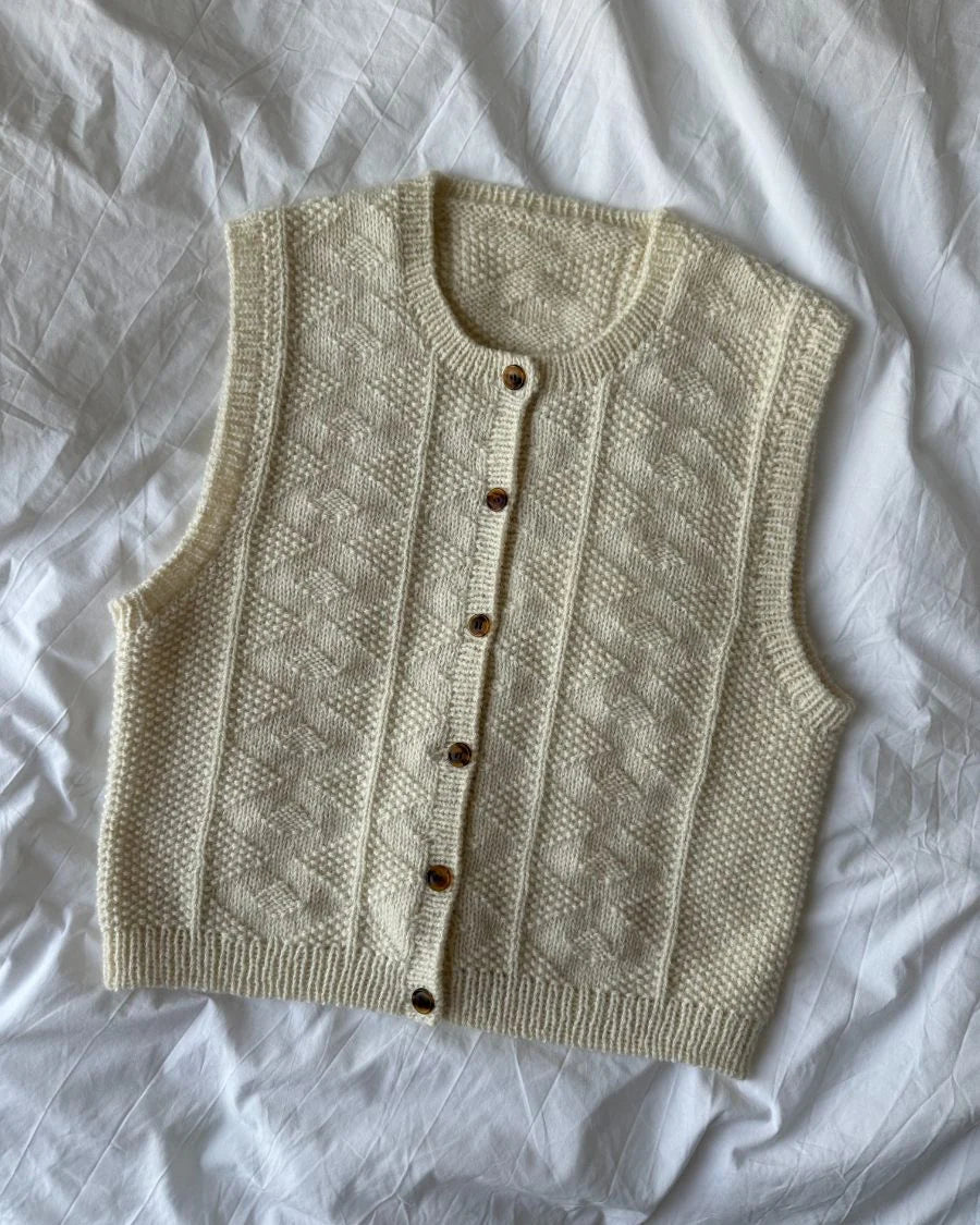 Kuvassa on PetiteKnit Esther Vest -neuleohje (pattern).