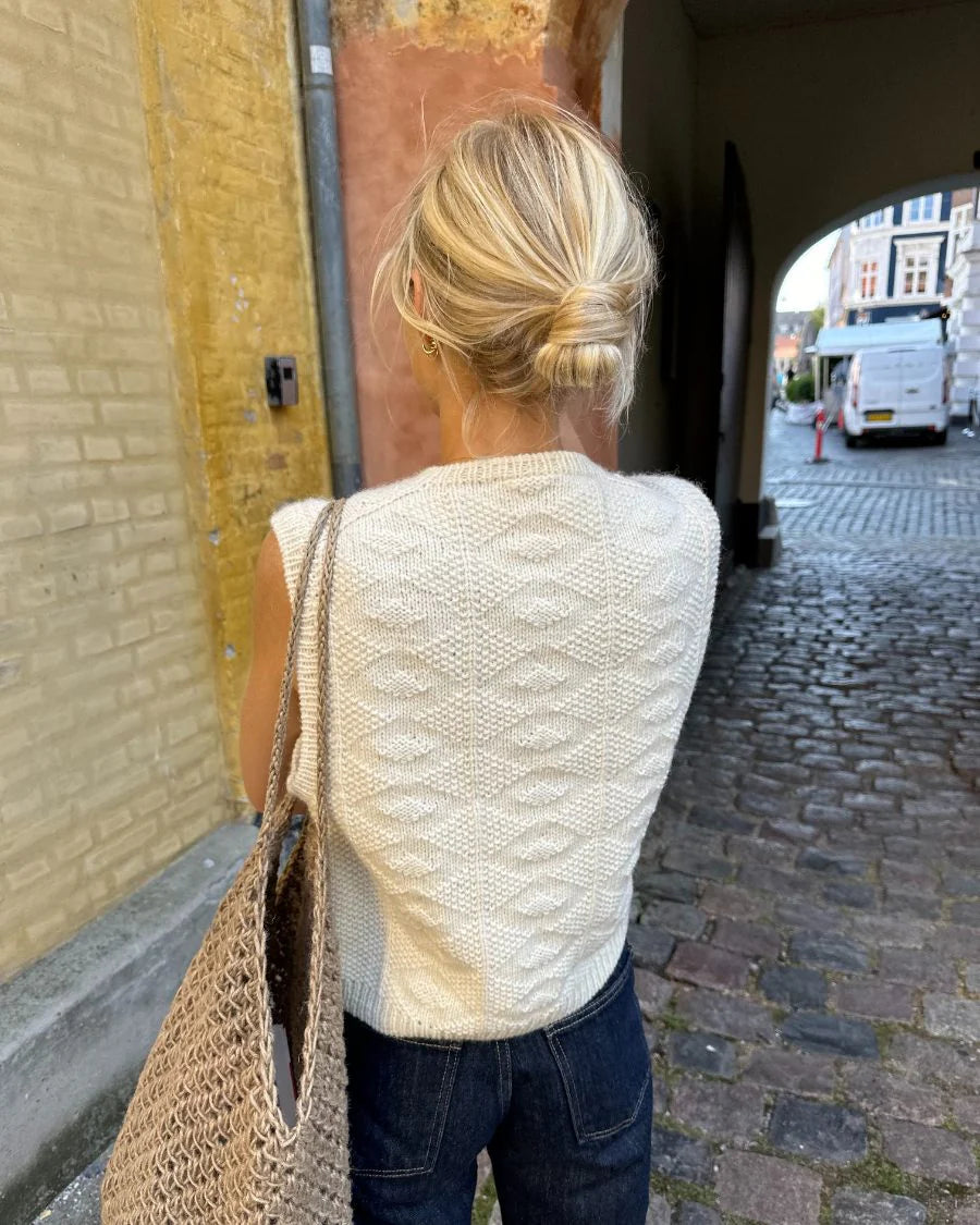 Kuvassa on PetiteKnit Esther Vest -neuleohje (pattern).