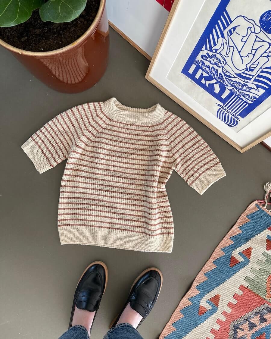 Kuvassa on PetiteKnit Friday Tee -neuleen ohje (pattern).