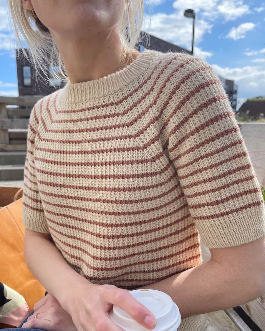 Kuvassa on PetiteKnit Friday Tee -neuleen ohje (pattern).