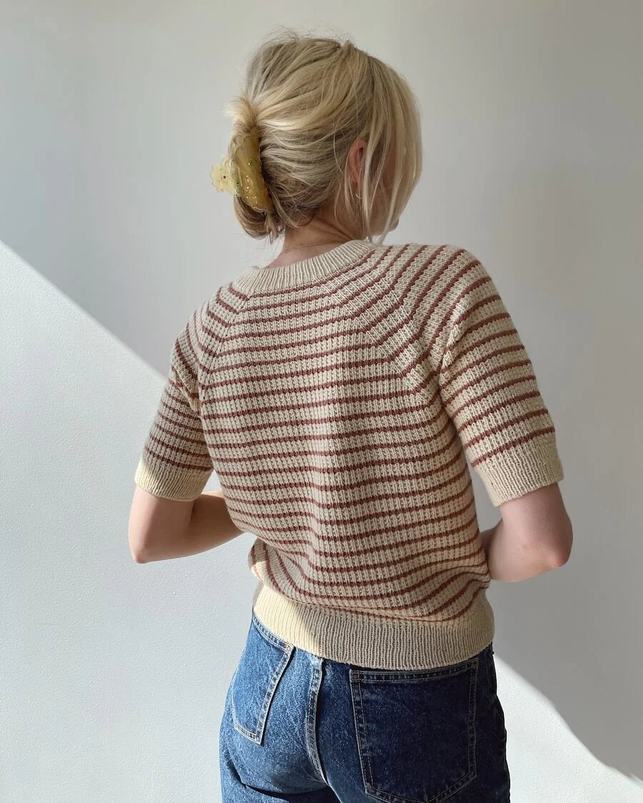 Kuvassa on PetiteKnit Friday Tee -neuleen ohje (pattern).
