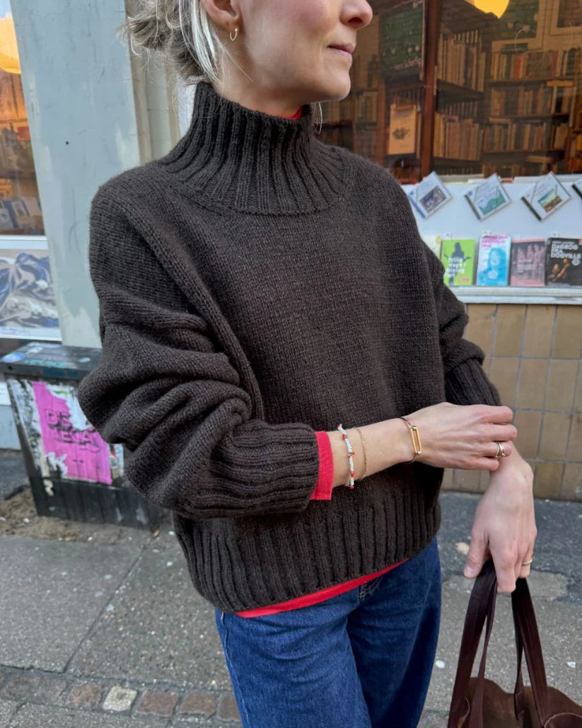 Kuvassa on PetiteKnit Hannah Sweater O neck -neulepusero ja sen ohje (pattern).