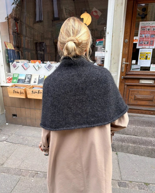 Kuvassa on PetiteKnit Ivy Cape poncho.
