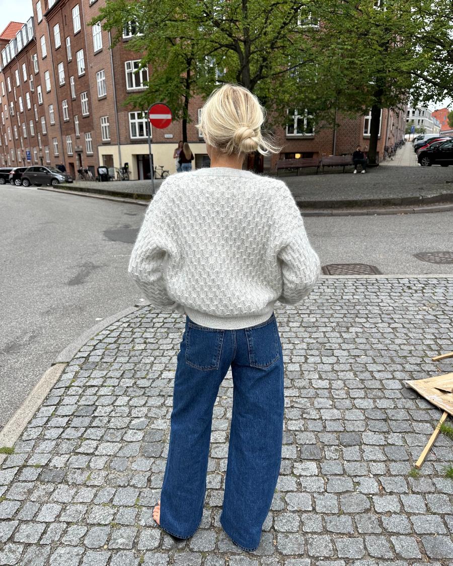 Kuvassa on PetiteKnit Jenny Jacket V-neck -neuleen ohje.