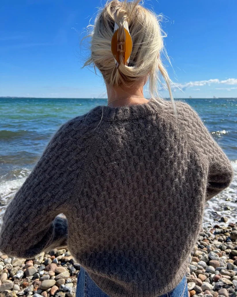 Kuvassa on PetiteKnit Jenny Sweater -neuleen ohje (pattern).