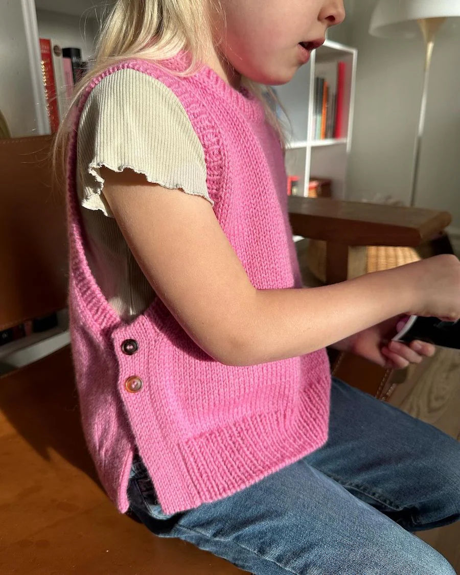 Kuvassa on PetiteKnit Lulu Slipover Junior -neuleen ohje.