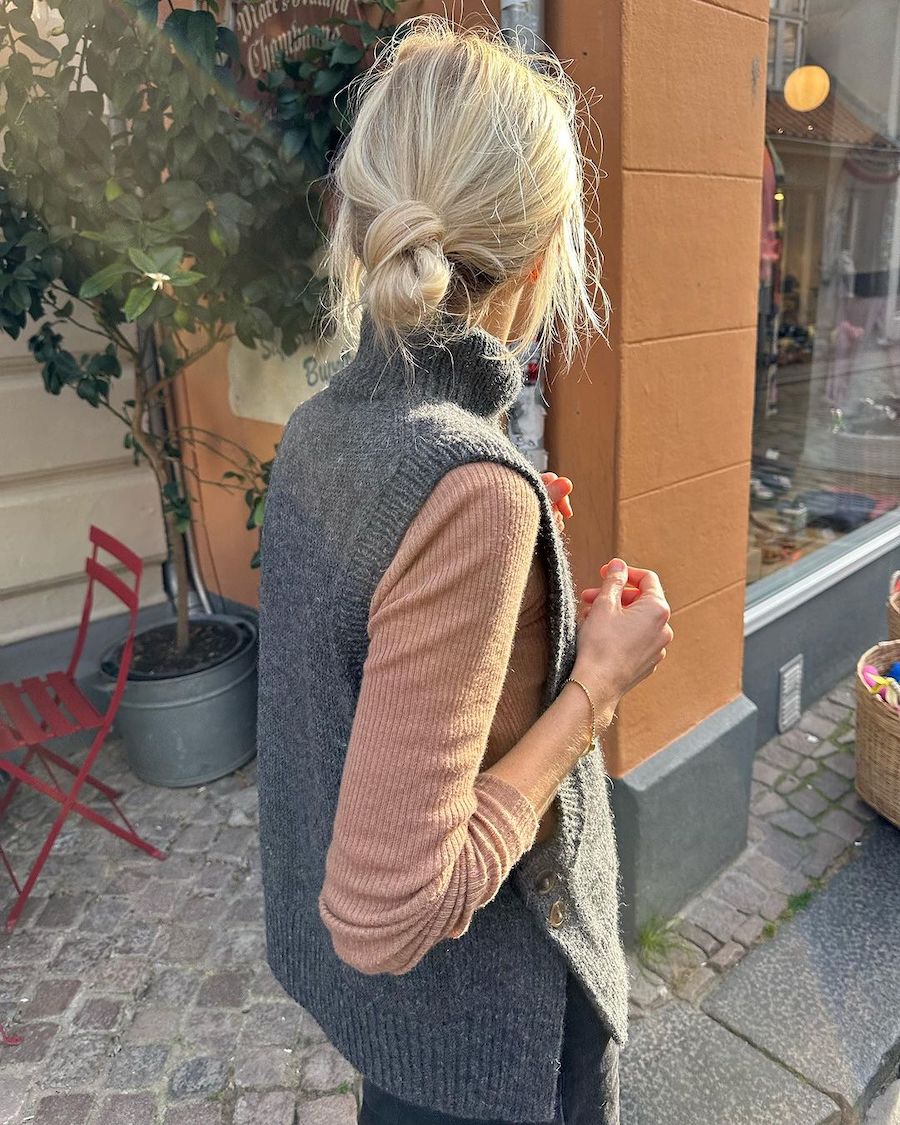 Kuvassa on PetiteKnit Lulu Slipover -neuleliivin ohje (Armi Yarns).