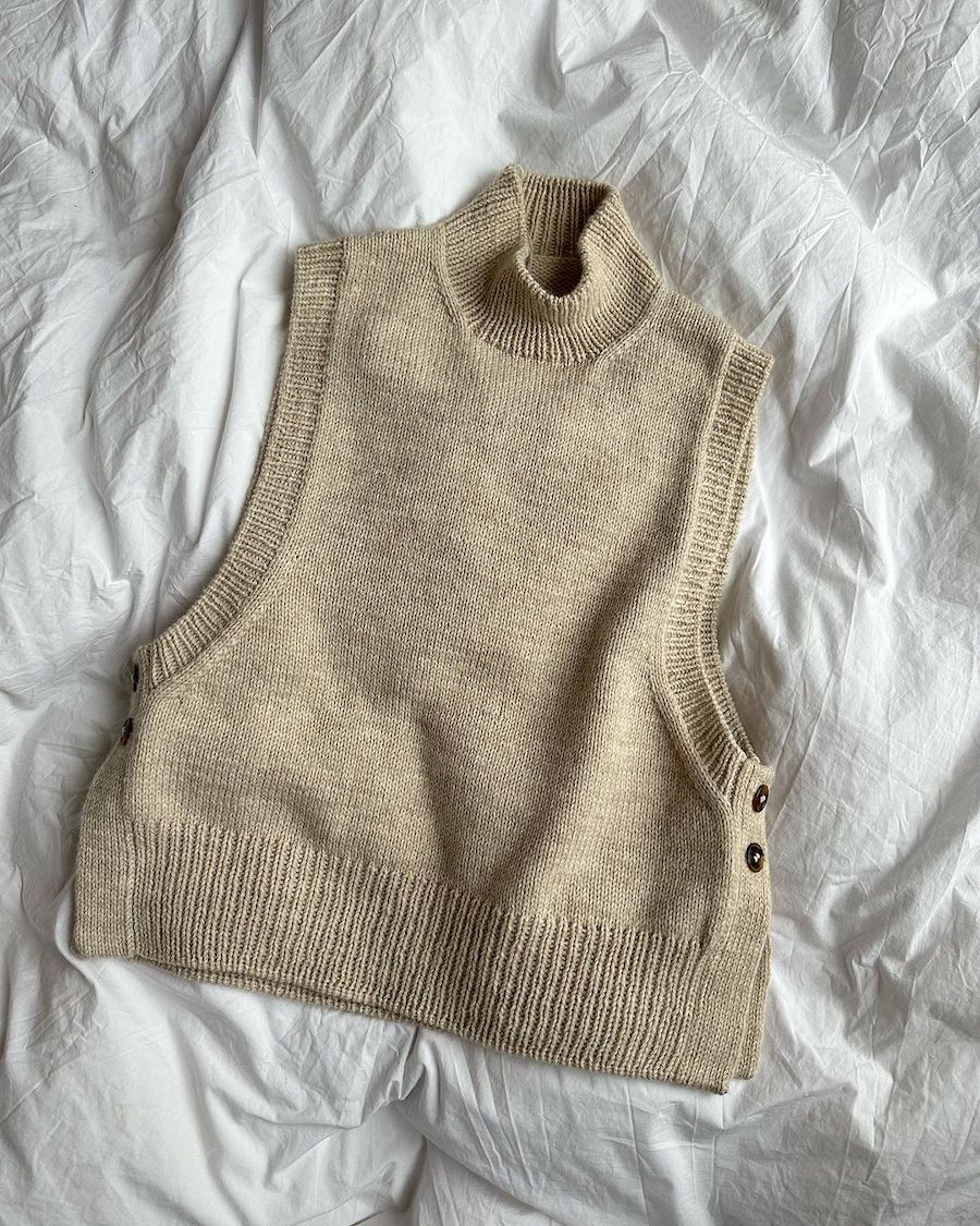 Kuvassa on PetiteKnit Lulu Slipover -neuleliivin ohje (Armi Yarns).