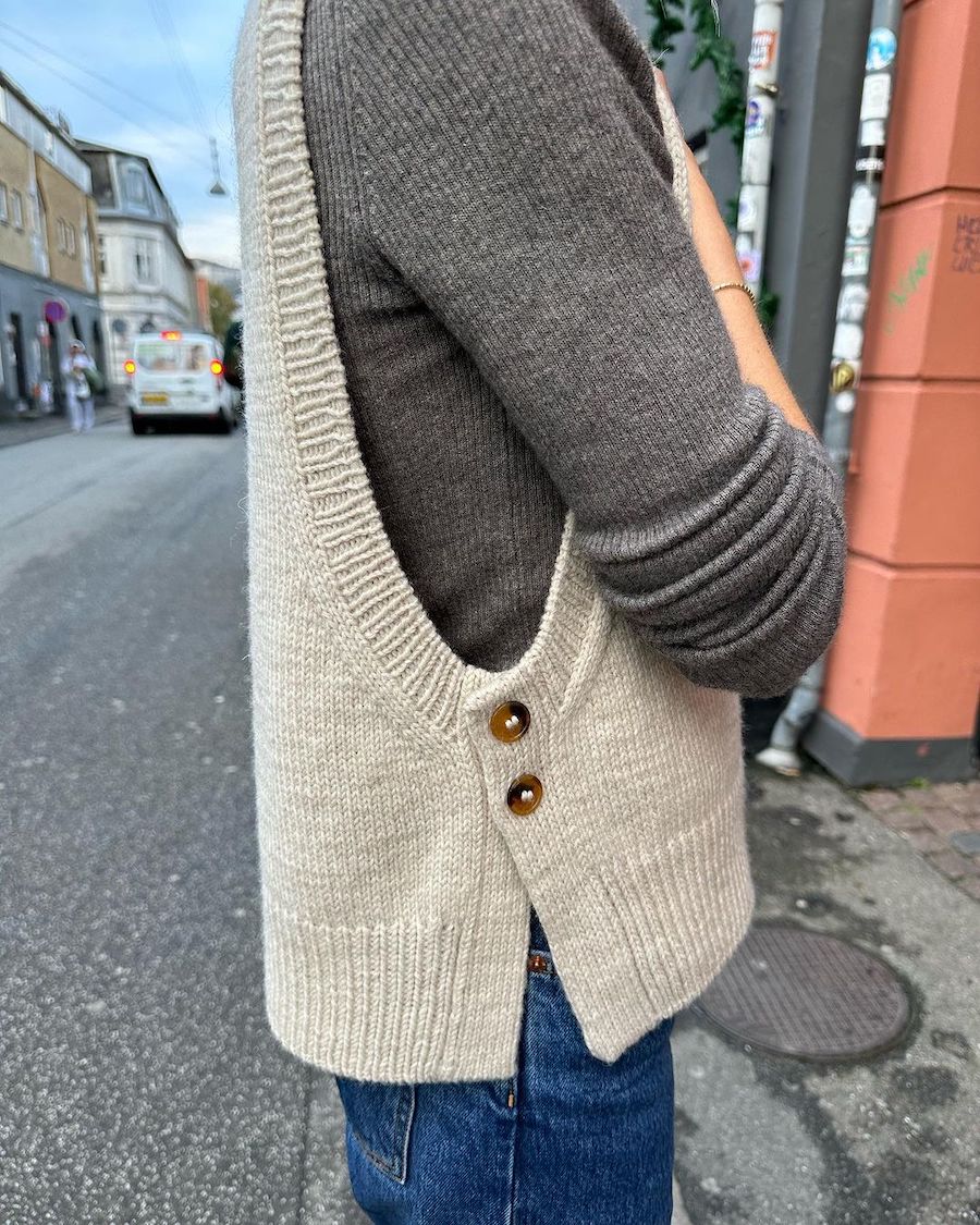Kuvassa on PetiteKnit Lulu Slipover -neuleliivin ohje (Armi Yarns).