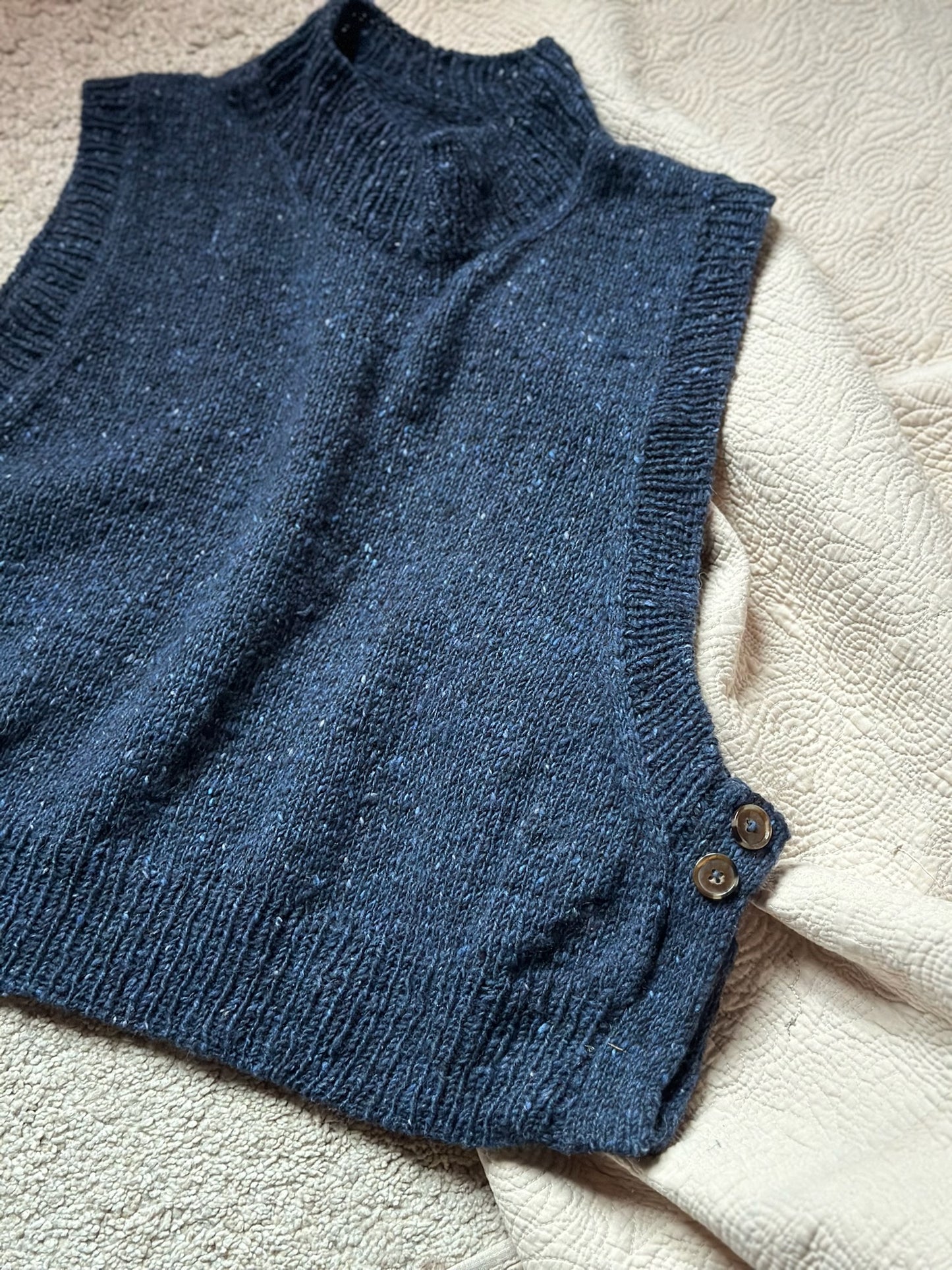Kuvassa on PetiteKnit Lulu Slipover -neuleliivin ohje (pattern).