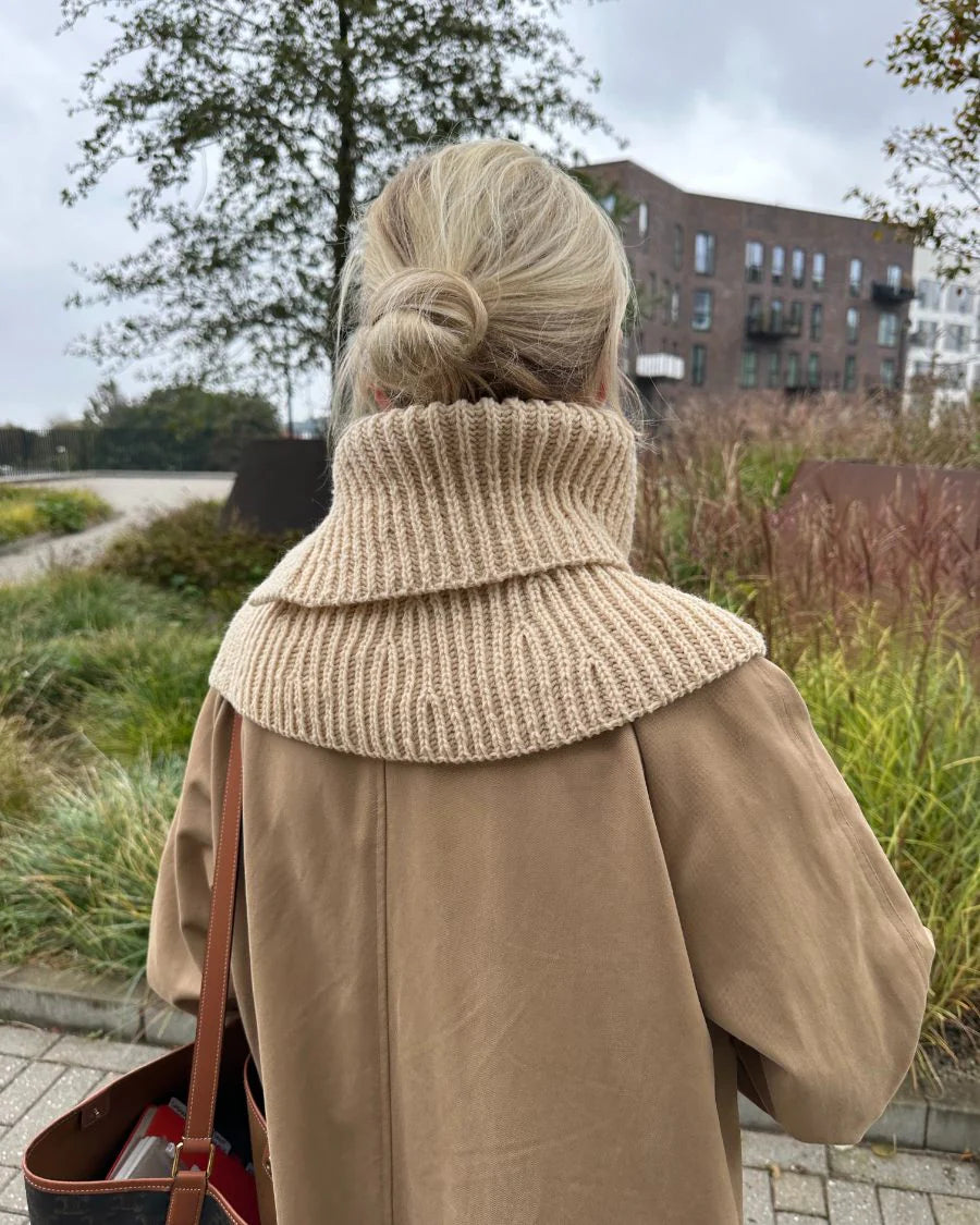 Kuvassa on PetiteKnit November Neck -neuleen ohje (pattern).