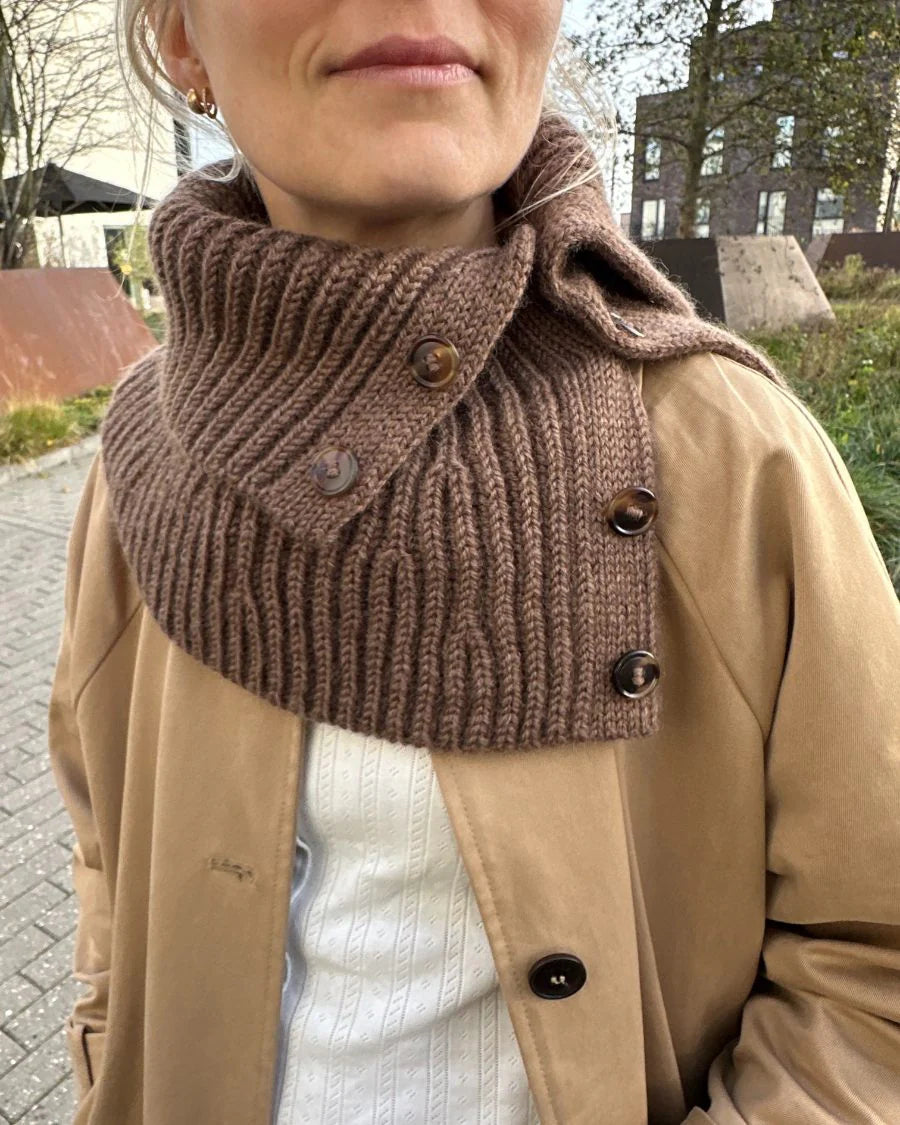 Kuvassa on PetiteKnit November Neck -neuleen ohje (pattern).