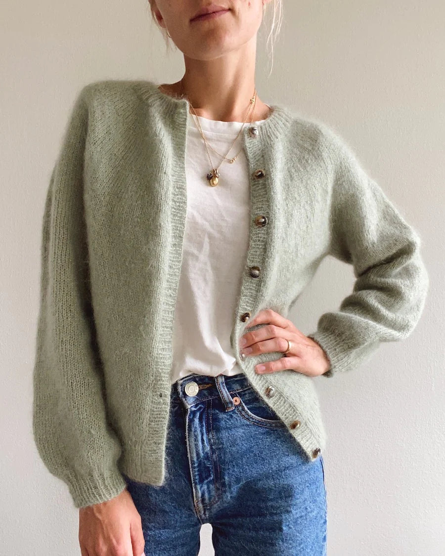 Kuvassa on PetiteKnit Novice Cardigan Mohair Edition -neuleen ohje (Armi Yarns).