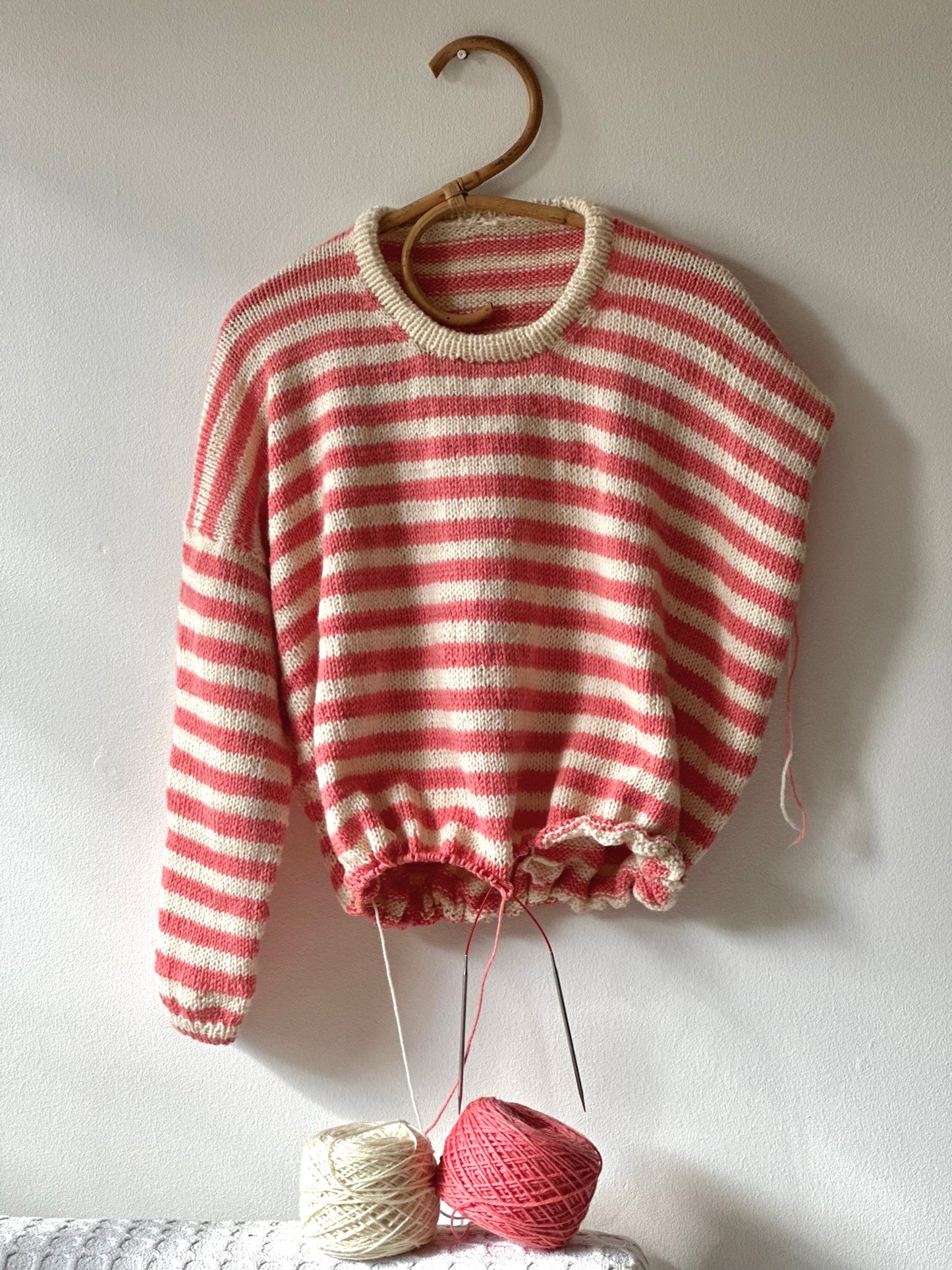 Kuvassa on PetiteKnit Olga Sweater -neuleen ohje.