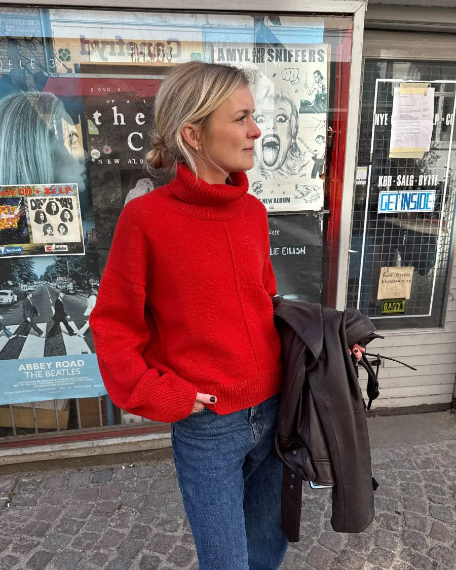 Kuvassa on PetiteKnit Scarlet Sweater -neuleohje (pattern).