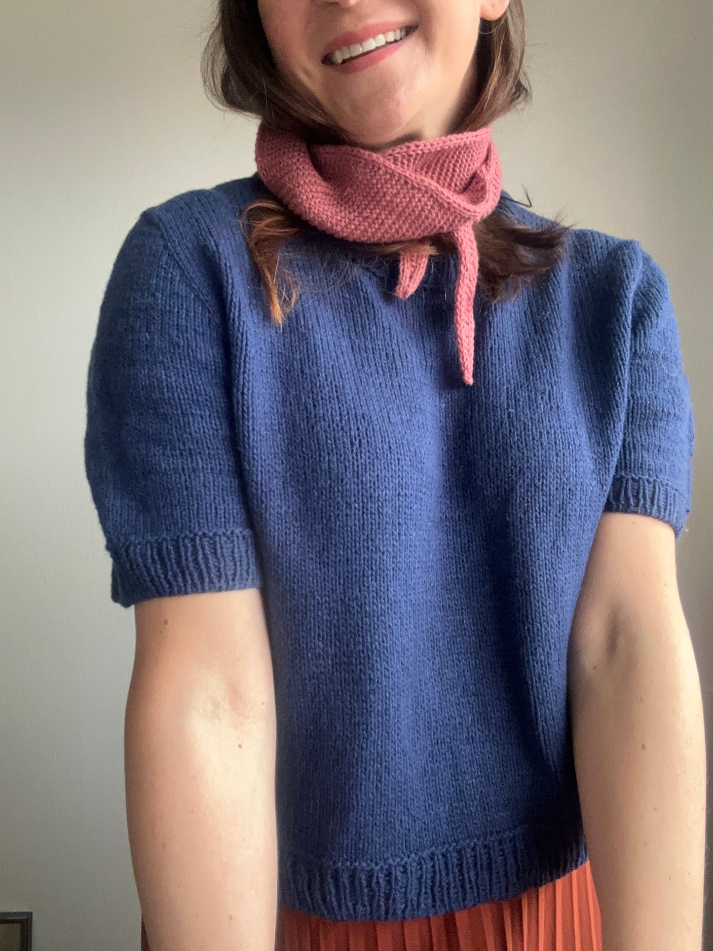 Kuvassa on PetiteKnit Sophie Scarf isommassa koossa neulottuna.