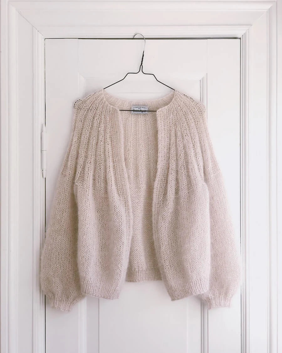 Kuvassa on PetiteKnit Sunday Cardigan Mohair Edition -neuleen ohje (pattern).