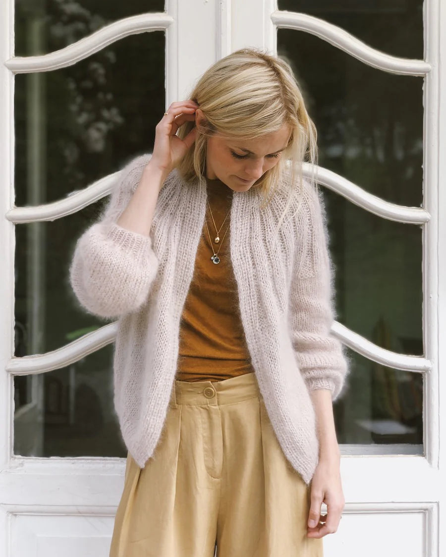 Kuvassa on PetiteKnit Sunday Cardigan Mohair Edition -neuleen ohje (pattern).
