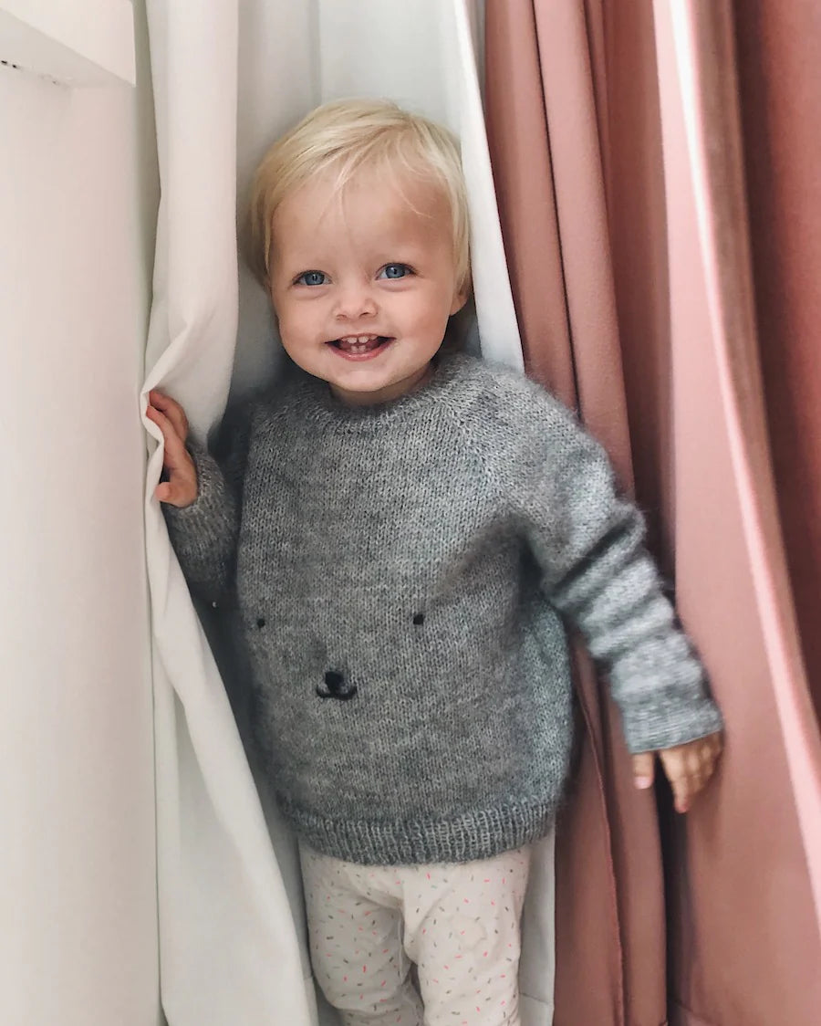 Kuvassa on PetiteKnit Teddy Bear Sweater -neuleen ohje.