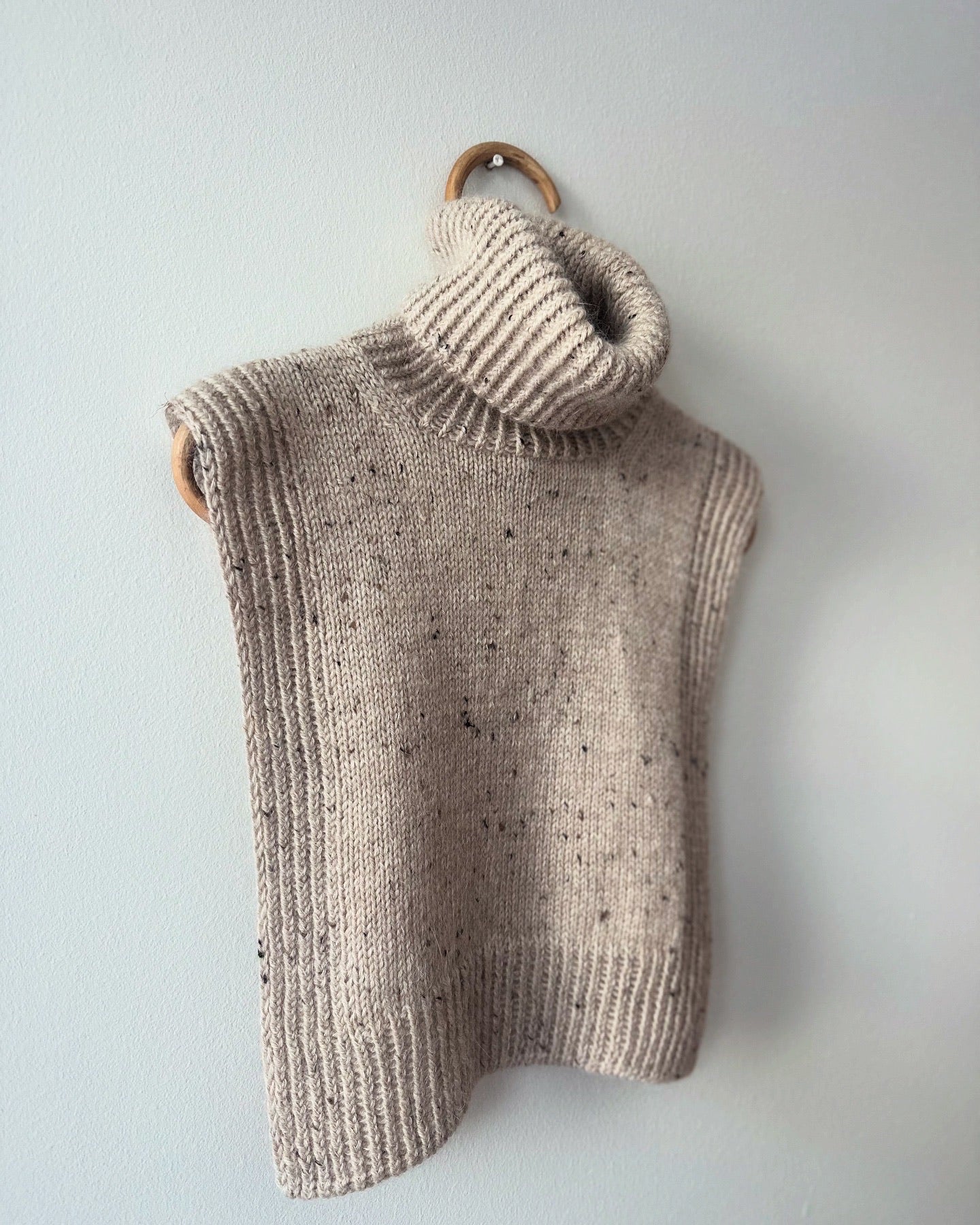 Kuvassa on PetiteKnit Terrazzo Neck -neuleohje (pattern).