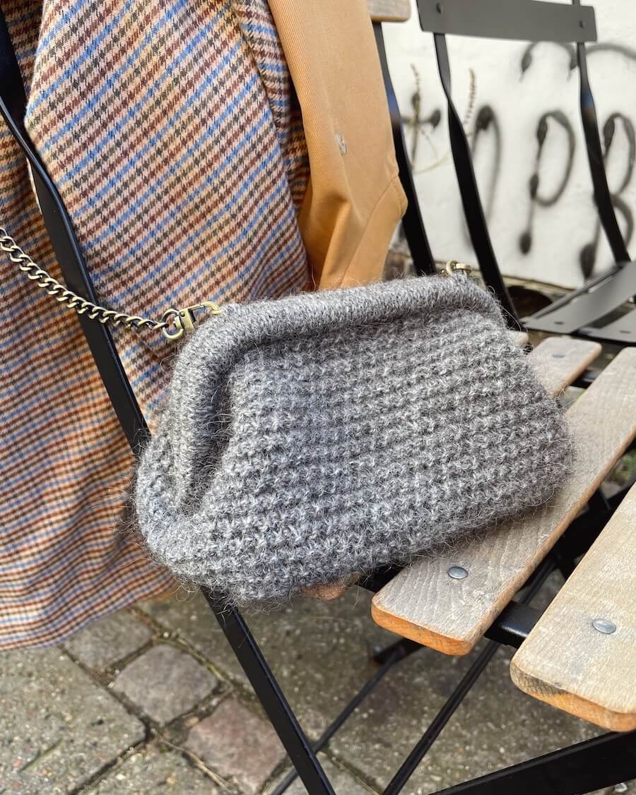 Kuvassa on PetiteKnit Winter Clutch -neuleohje (pattern).