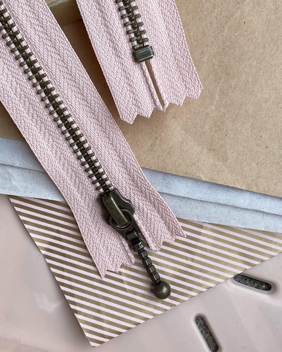 Kuvassa on PetiteKnit vetoketju (zipper) 35cm värissä powder pink.