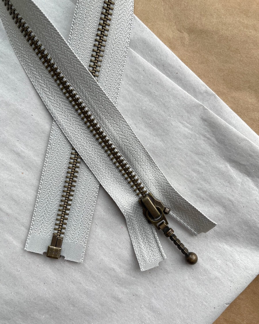 Kuvassa on PetiteKnit vetoketju (zipper) 45 cm värissä Cement.