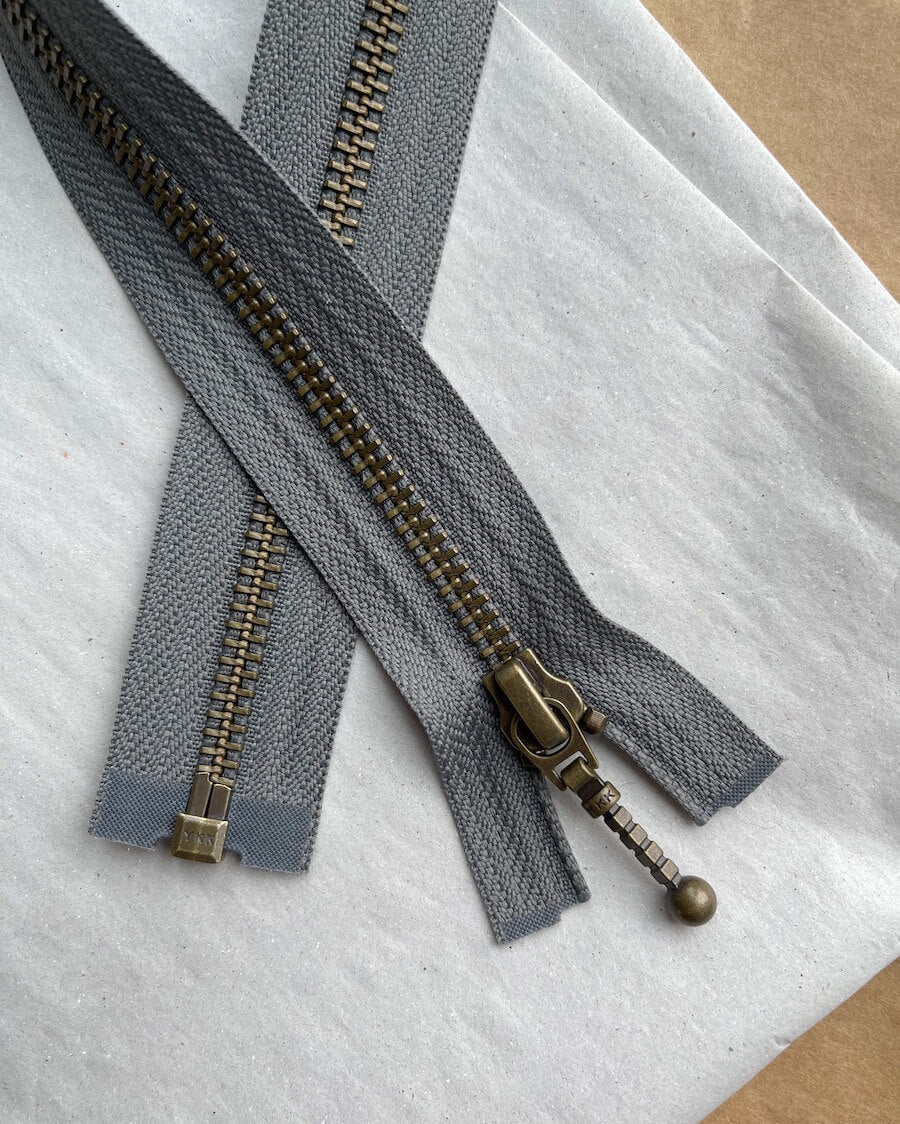 Kuvassa on PetiteKnit vetoketju (zipper) 45 cm värissä Granite.