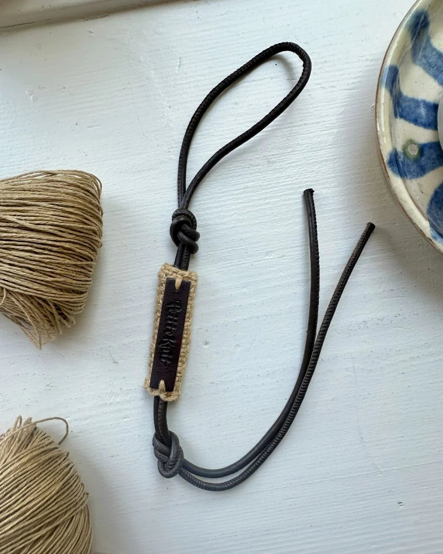 Kuvassa on PetiteKnitin nahkainen koriste Juno Bag -laukkuun (bag charm for Juno Bag).