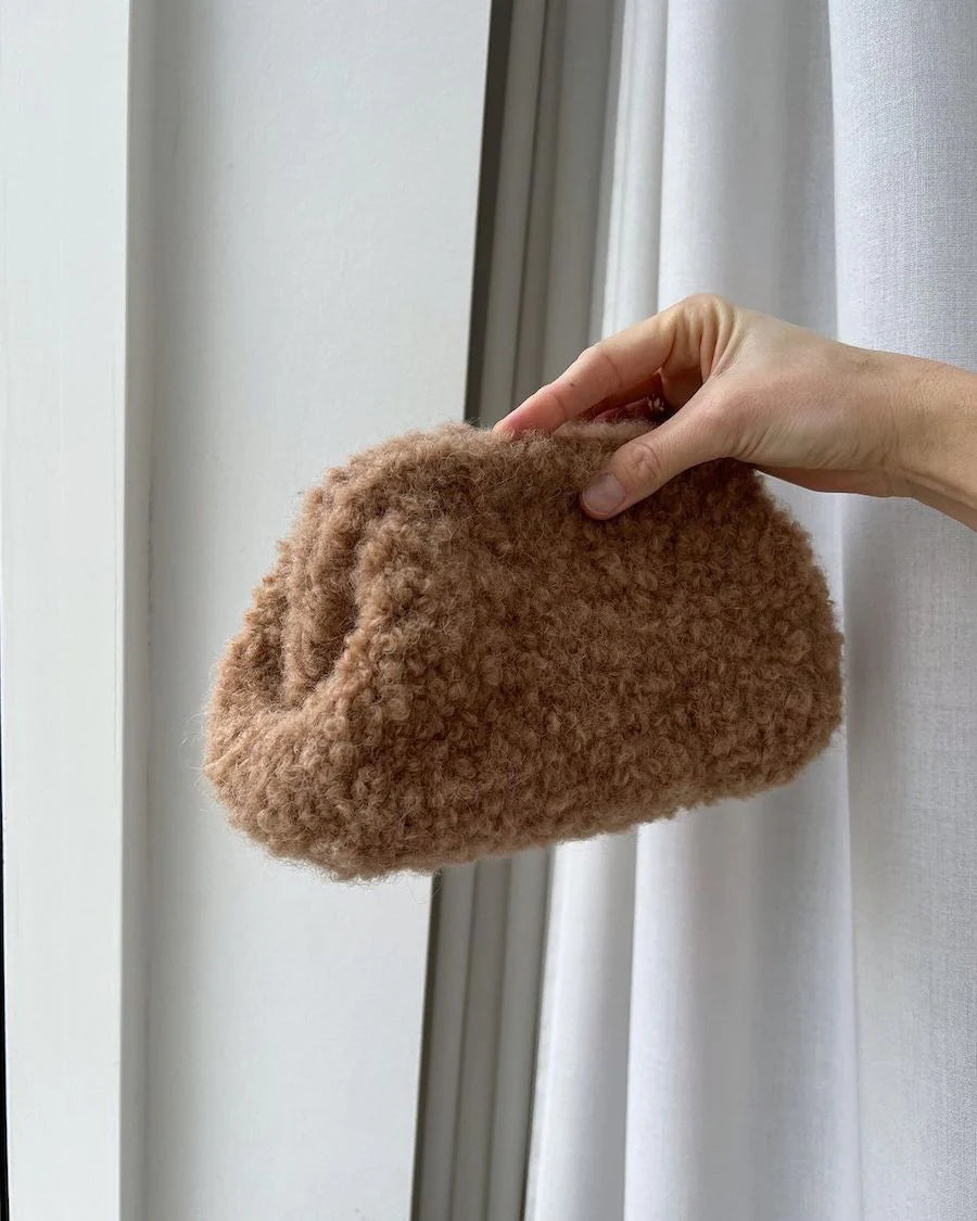 Kuvassa on PetiteKnit sisävuori pieneen laukkuun (lining for small frame clutch).