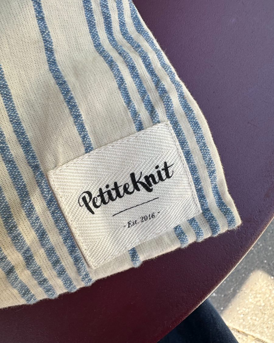 Kuvassa on PetiteKnit neulojan projektipussukka (Knitter's String Bag - Striped Seersucker).