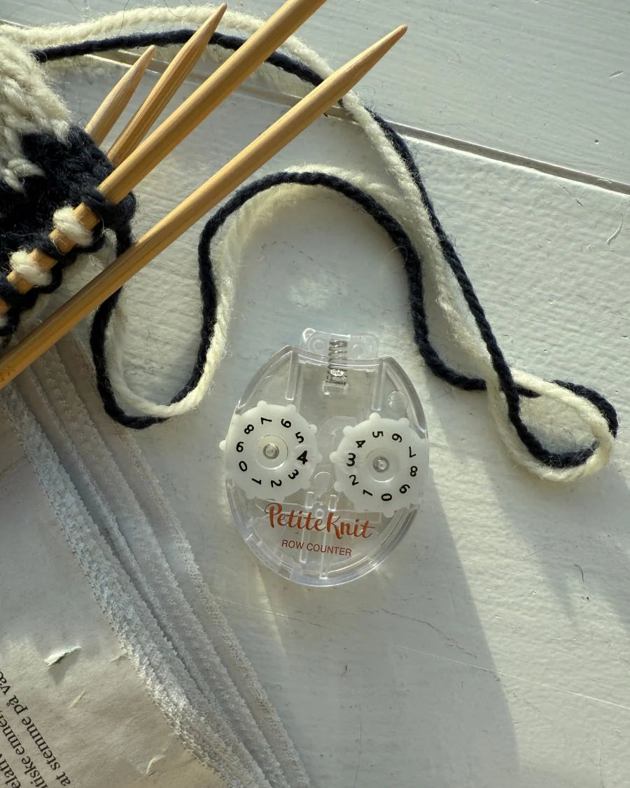 Kuvassa on PetiteKnit kerroslaskuri (row counter).