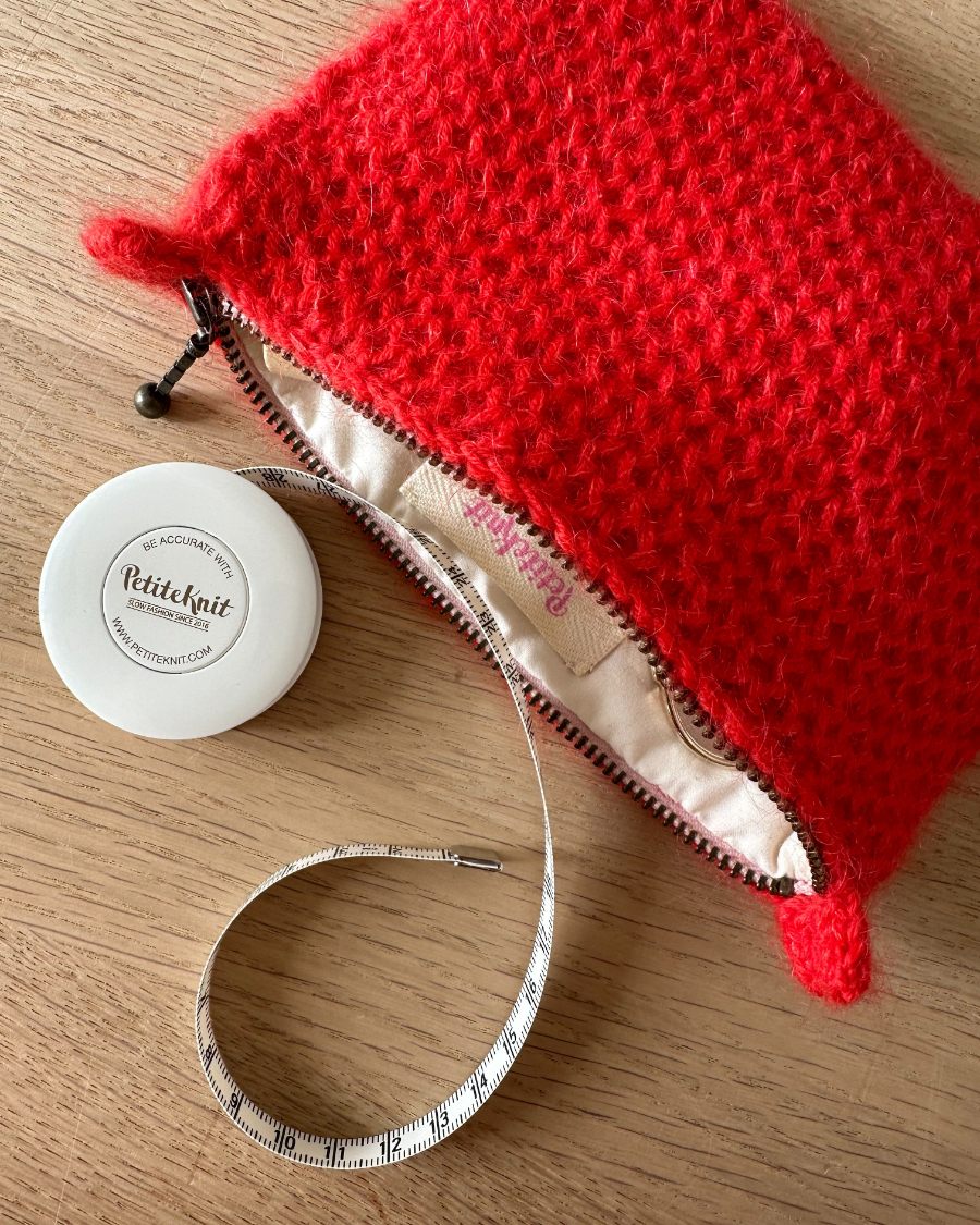 Kuvassa on PetiteKnit sisävuori laukkuun (lining for purse 17 cm).