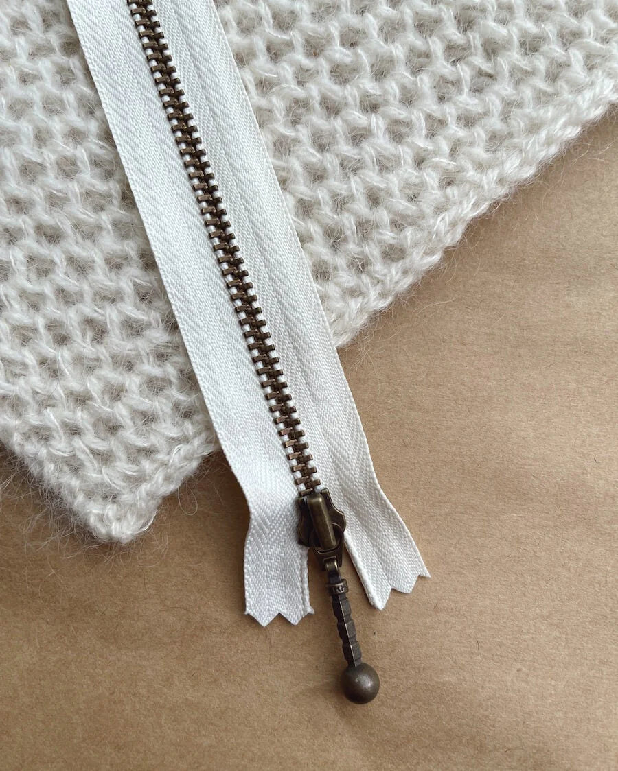 Kuvassa on PetiteKnit vetoketju (zipper) 14cm värissä Mother of pearl.
