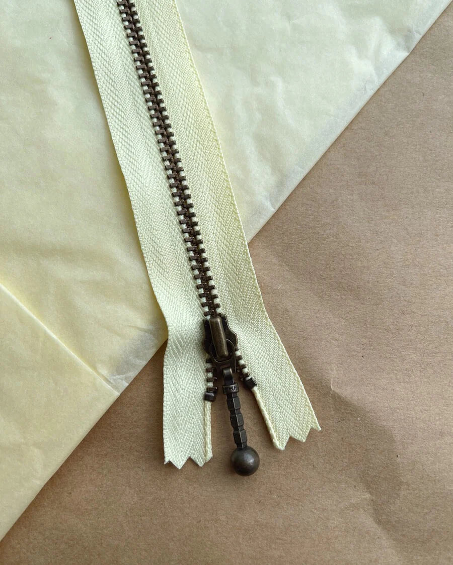 Kuvassa on PetiteKnit vetoketju (zipper) 14 cm värissä lemon mousse.