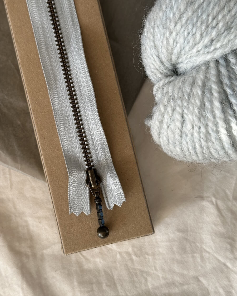 Kuvassa on PetiteKnit vetoketju (zipper) 17 cm värissä Sea foam.