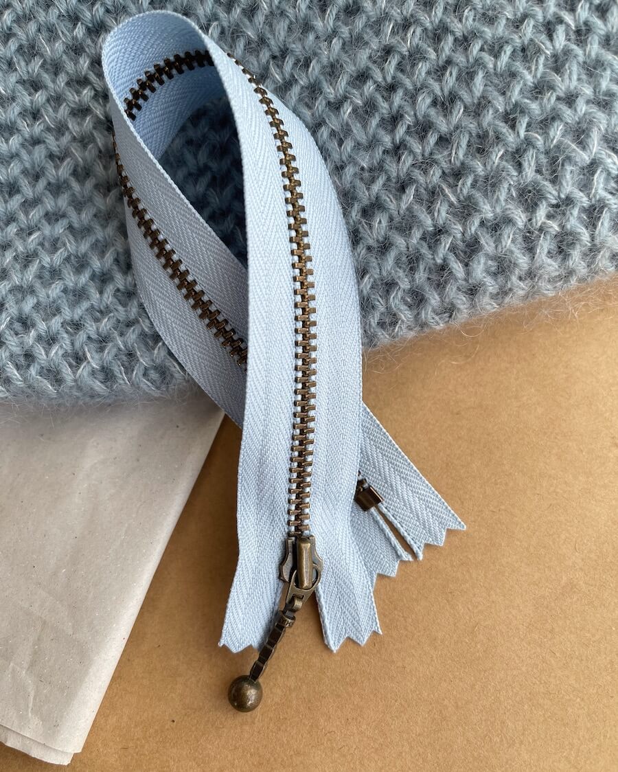 Kuvassa on PetiteKnit vetoketju (zipper) 23 cm värissä Ice Blue.