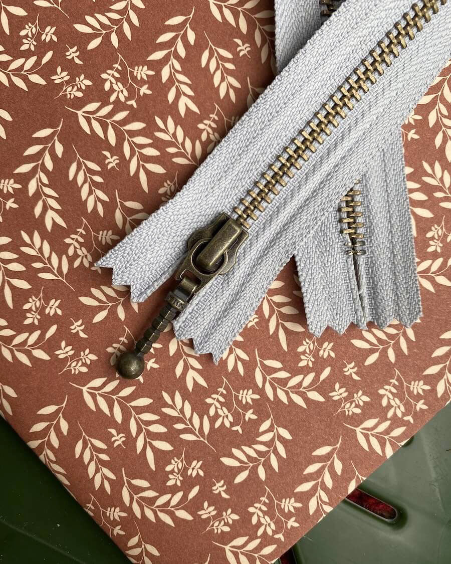 Kuvassa on PetiteKnit vetoketju (zipper) 35cm värissä Pigeon Gray.