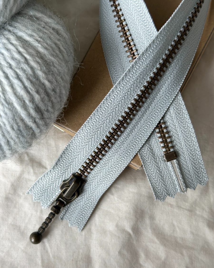 Kuvassa on PetiteKnit vetoketju (zipper) 35cm värissä sea foam.